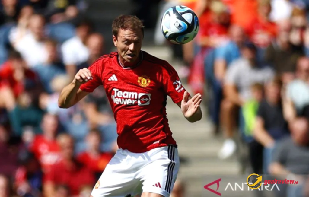Jonny Evans jadi asisten Fletcher