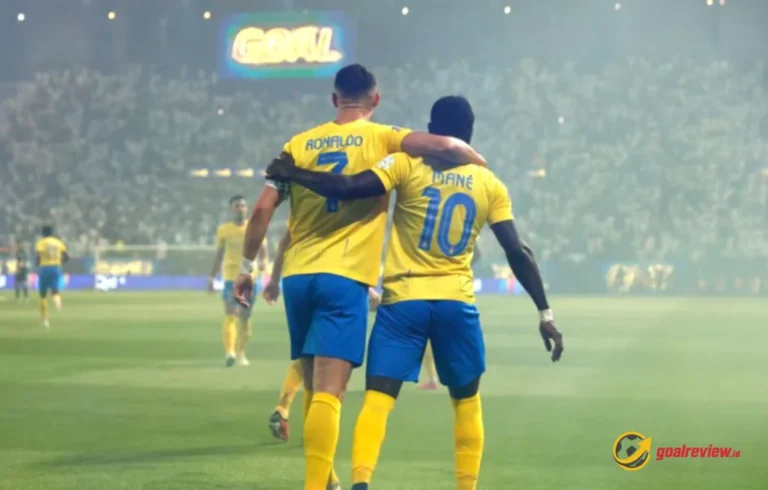 Ronaldo Rayakan Trofi di Al Nassr