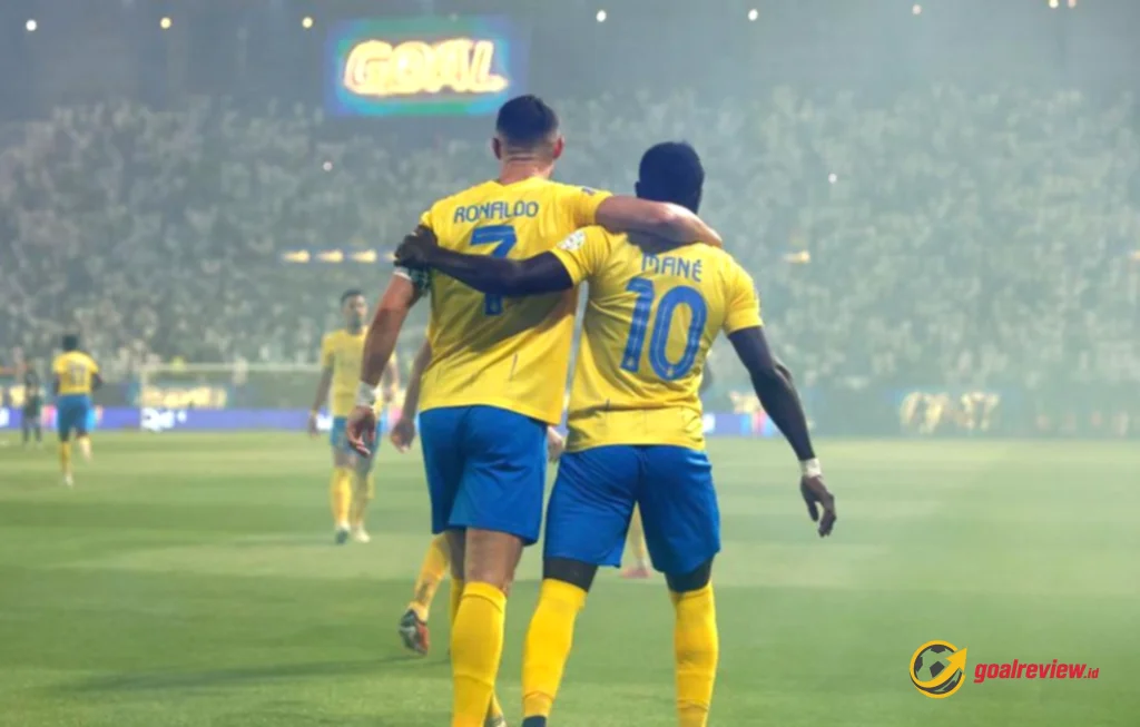 Ronaldo Rayakan Trofi di Al Nassr
