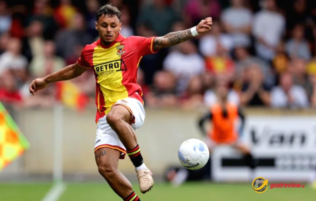 Dean James Dicoret dari Skuad