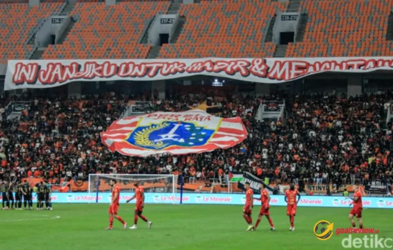 Persija Vs Semen Padang di JIS